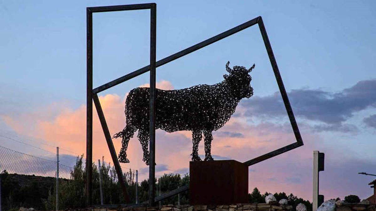 La escultura ‘Maranieta’ está ubicada en las instalaciones de Cecinas Nieto. DANIEL PISABARRO
