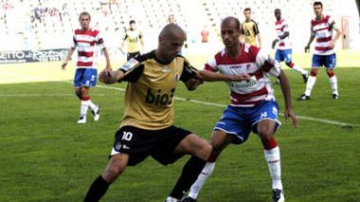 El brasileño Yuri fue de lo poco que se salvó ayer de la Deportiva. Dio la cara y buscó la portería