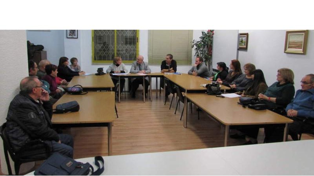 Baza, Chamorro y García, en la Casa de Cultura de Pinilla donde se celebró la reunión con una treintena de asociaciones del municipio.
