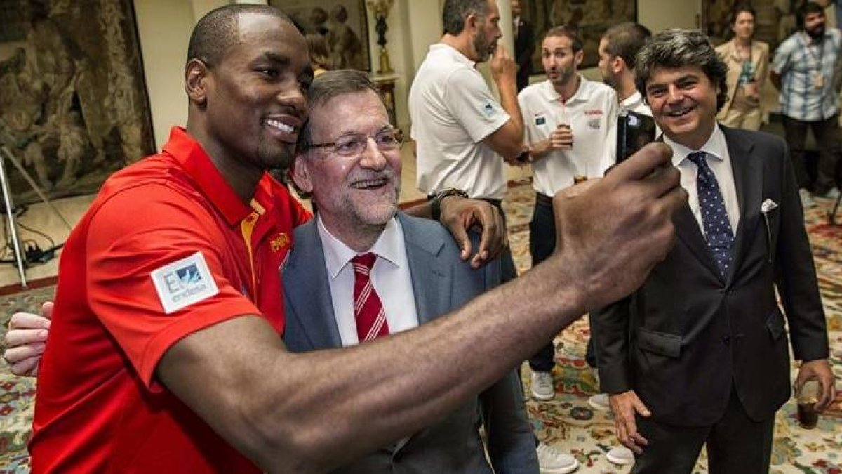 Foto cedida por la Federación Española de Baloncesto que capta el momento en el que Mariano Rajoy posa para una autofoto con Serge Ibaka.