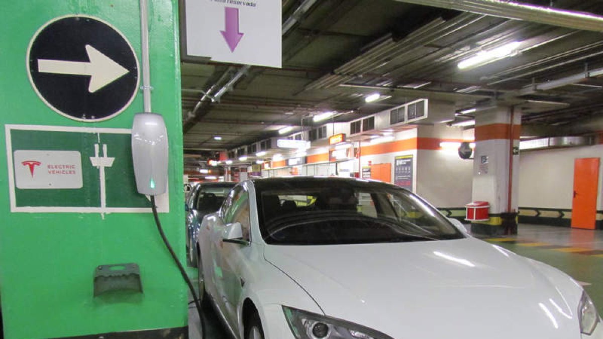 Punto de carga en El Corte Inglés, referencia del imperio del coche eléctrico en León. RAMIRO