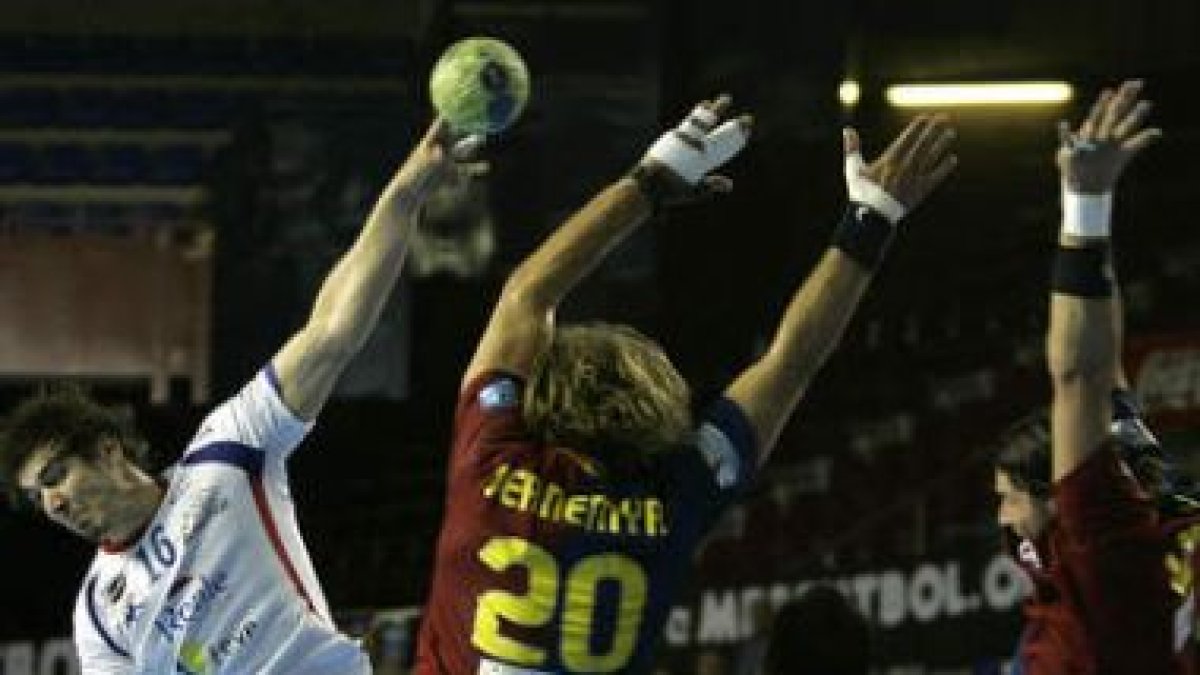 Buntic, el mejor cañonero ayer del Ademar, se eleva por encima de la defensa de Jernemyr y Nagy