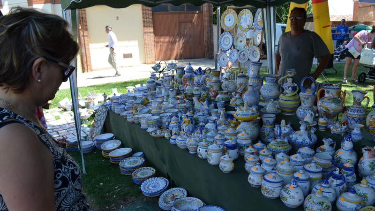 Puesto de cerámica de Francisco Moreno Benito, artesano invitado de esta edición. MEDINA
