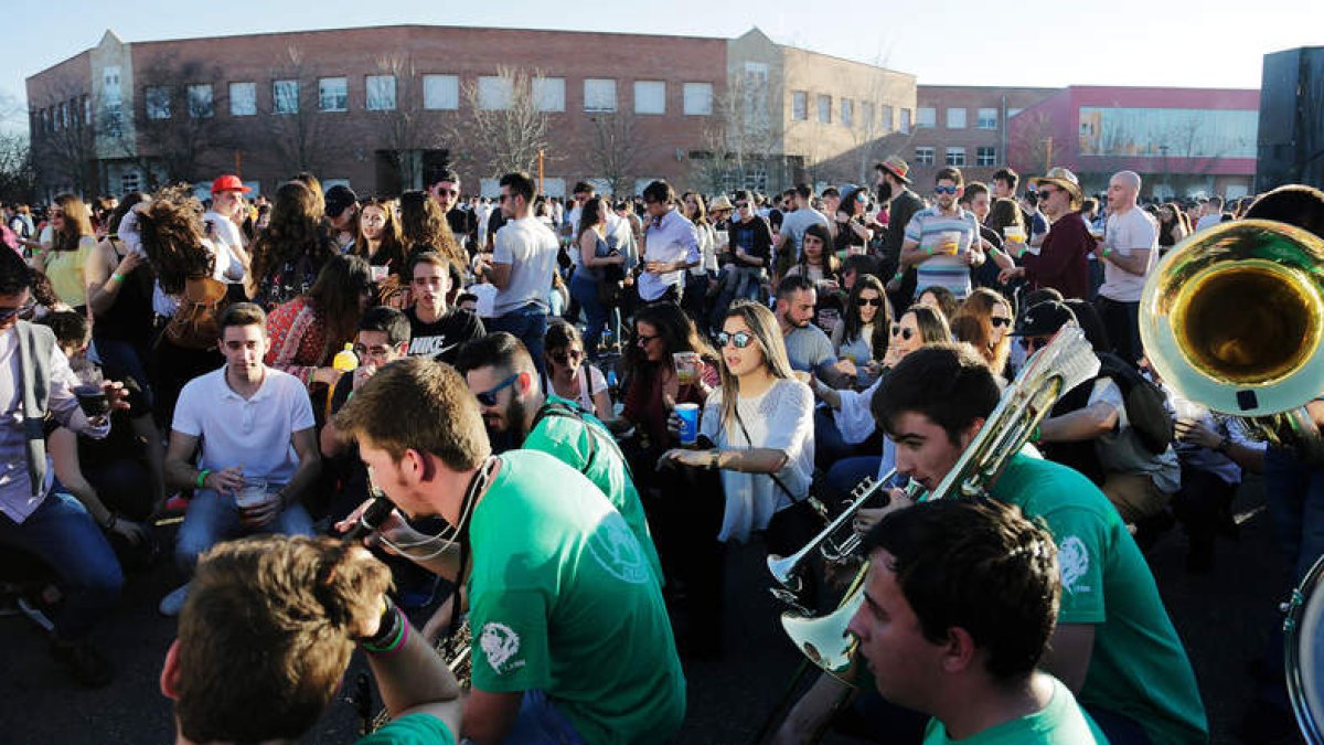 Más de siete mil jóvenes se dieron cita en la fiesta de Industriales. SECUNDINO PÉREZ