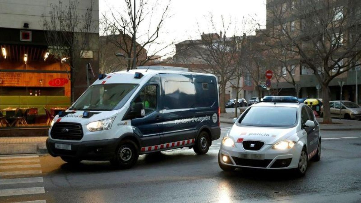 Los detenidos llegan en un furgón a los juzgados.