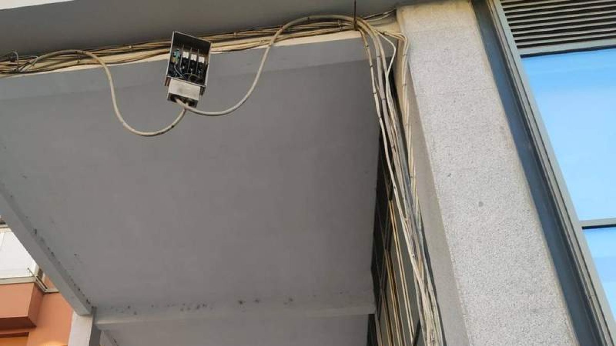 Imagen del cableado en la sede de Renfe. DL