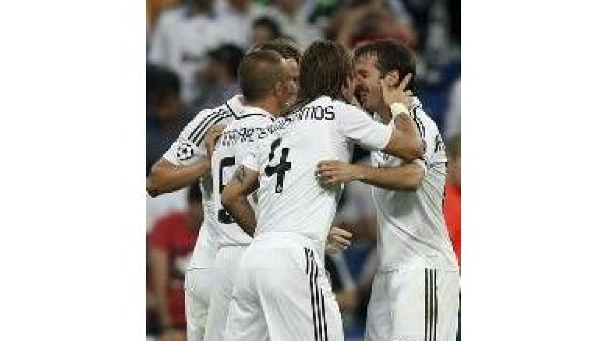 Los jugadores del Real Madrid celebrando ayer uno de los tantos logrados ante los bielorrusos