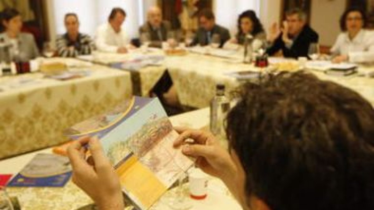 Francisco Fernández y Susana Travesí presiden la reunión con los hosteleros.