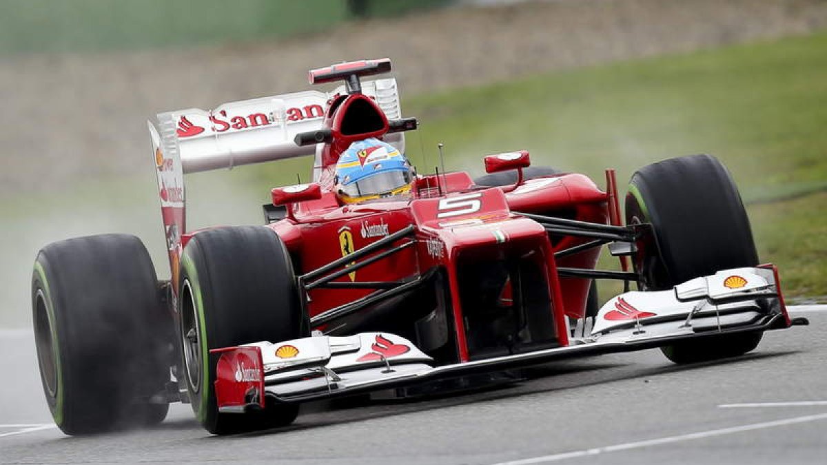 Alonso conduce su monoplaza durante la sesión cronometrada del Gran Premio de Alemania.