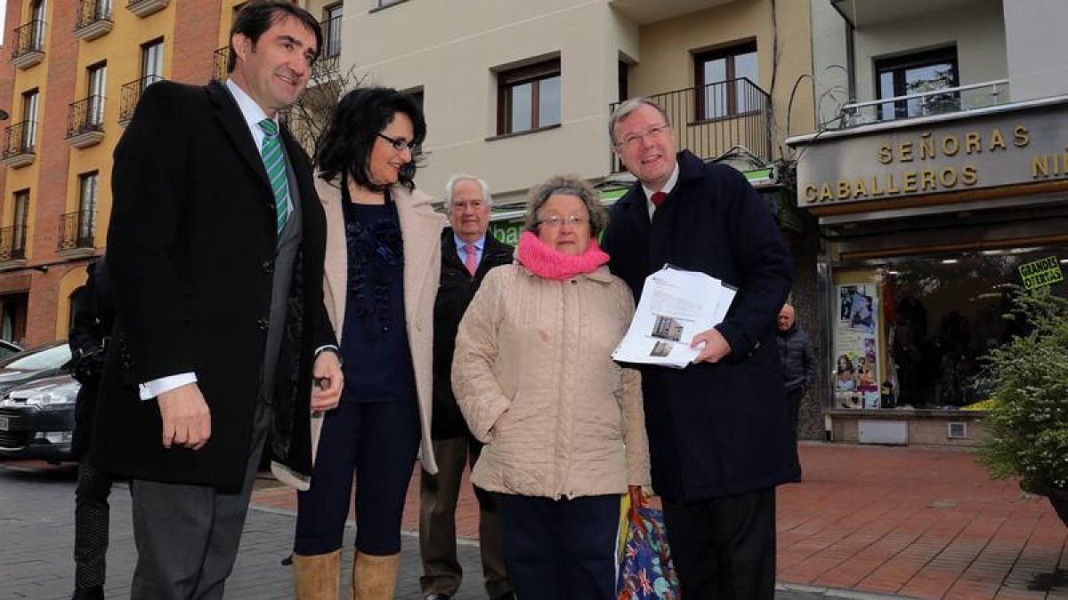 Suárez-Quiñones, Teresa Mata, una vecina y Silván esta mañana en León-Oeste.