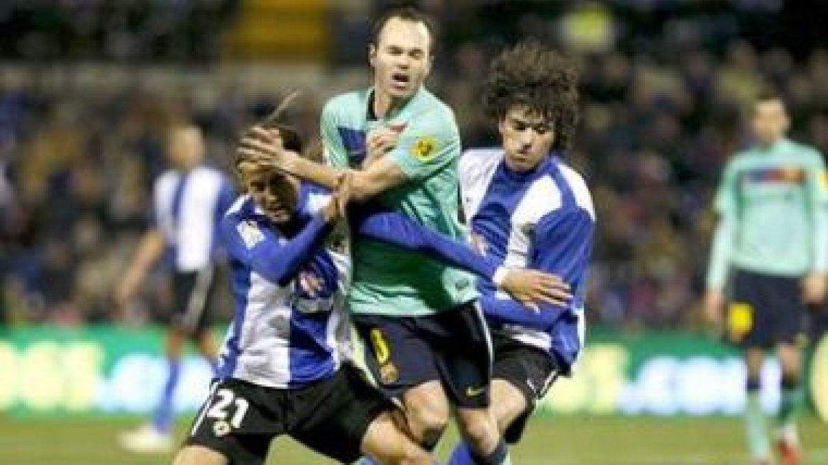 Iniesta lucha por un balón con Cortés y Tote.