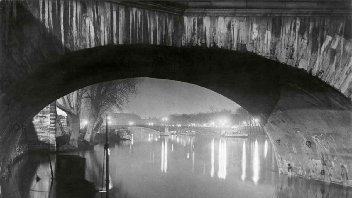 Vista desde el Pont Royal hacia el Pont Solférino, fotografía tomada por Brassaï en 1933.