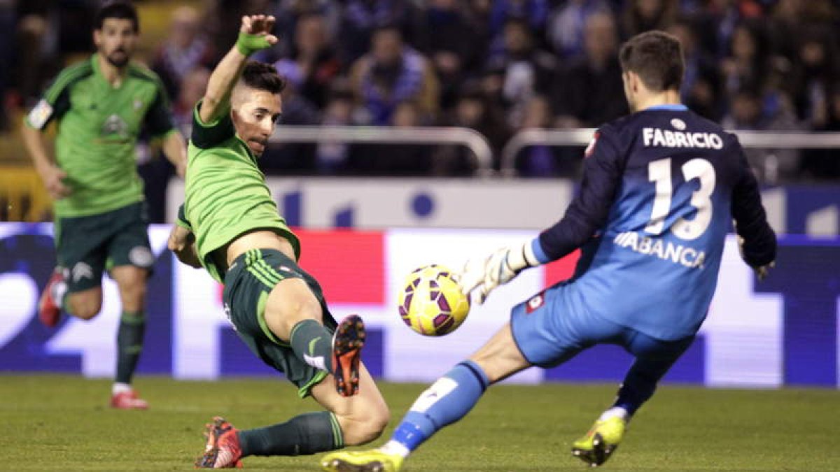 Charles trata de superar a Fabricio, portero del Deportivo.