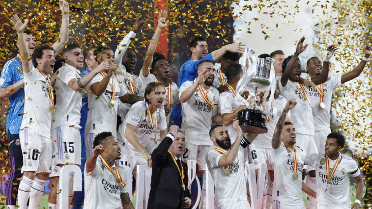 Los jugadores del Real Madrid celebran el título de Copa del Rey, después de derrotar a un gran Osasuna en la final con dos goles del brasileño Rodrygo. JULIO MUNOZ