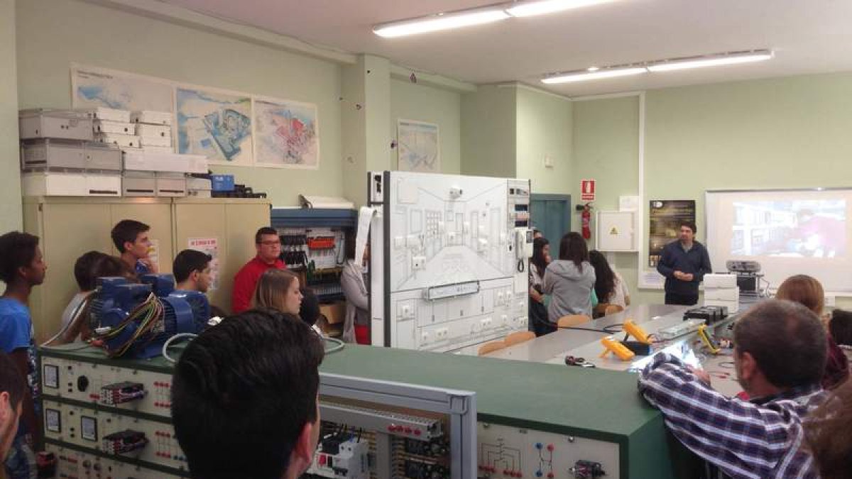 Estudiantes y profesores exponen su experiencia.