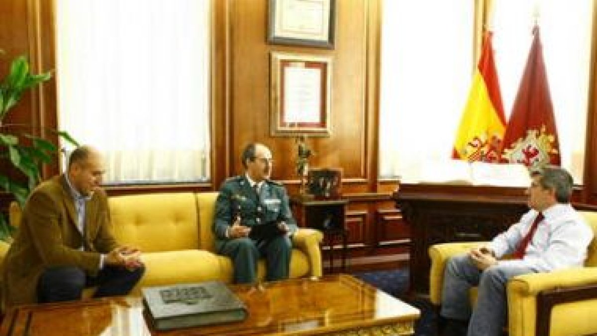 José Antonio Díez y Francisco Fernández, junto al general Santos Ferreiro en el Ayuntamiento