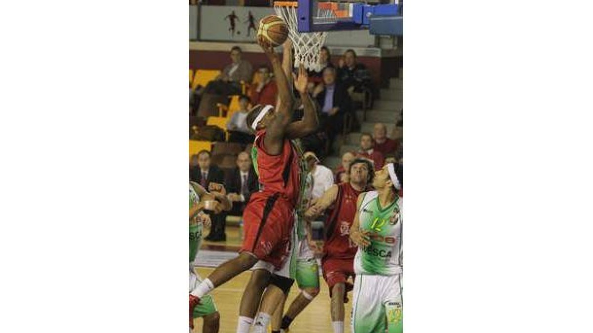 Seawright culmina una jugada de ataque frente a Brown.