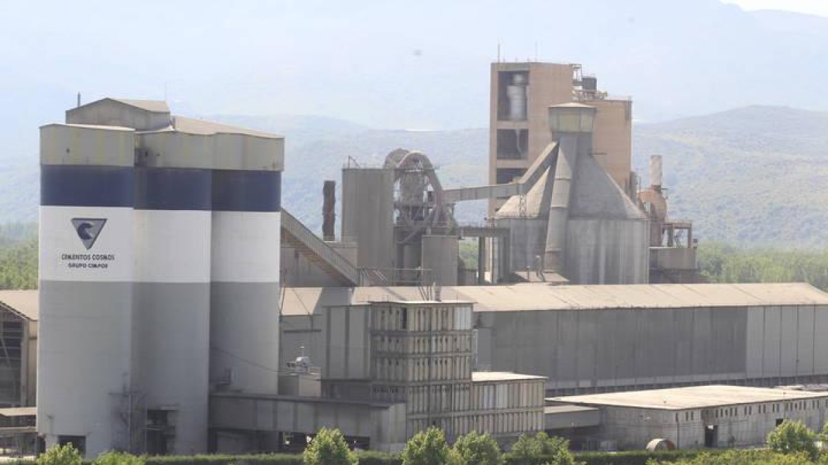 Instalaciones de la cementera Cosmos en Toral de los Vados.