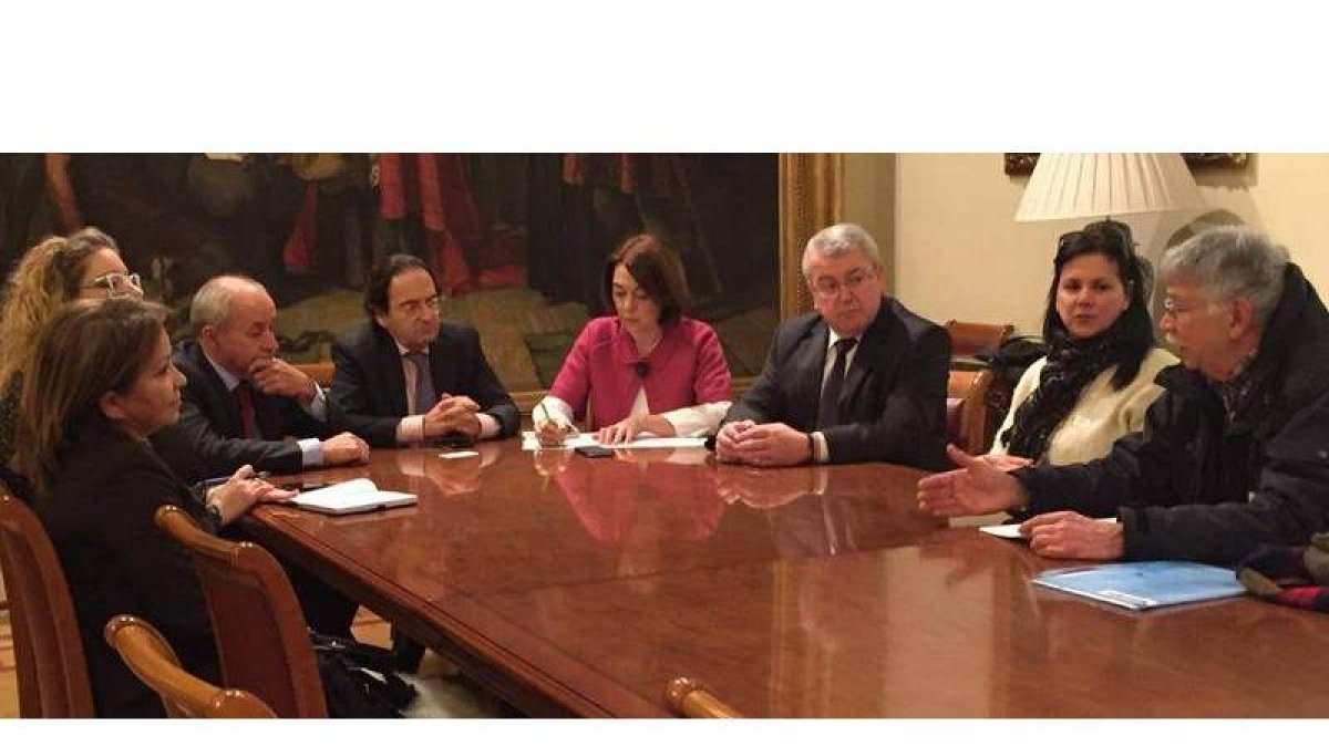 Aznar, Rodríguez-Hevia y Muñoz, en la reunión de hace un año con los pensionistas residentes. DL
