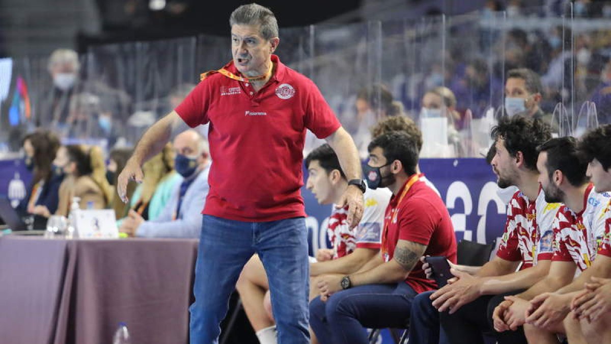 Manolo Cadenas ya busca alternativas para reforzar su equipo de cara a la próxima temporada. E. S.
