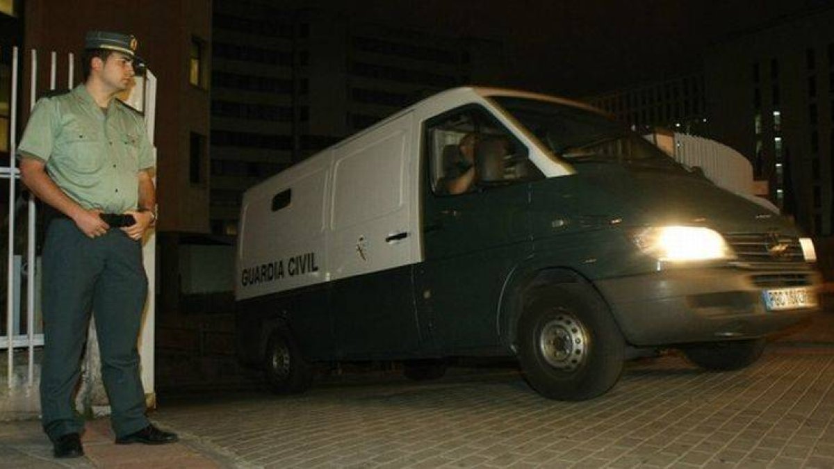 Blesa sale dentro de un furgón policial en dirección a la cárcel.