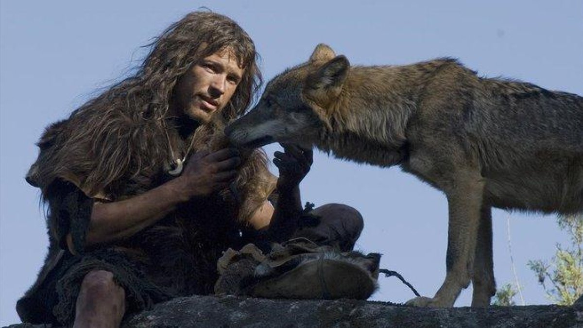 Fotograma de Entrelobos (2010), que recrea la historia real de un niño andaluz abandonado por sus padres que vivió 12 años en el monte con la única compañía de los animales.