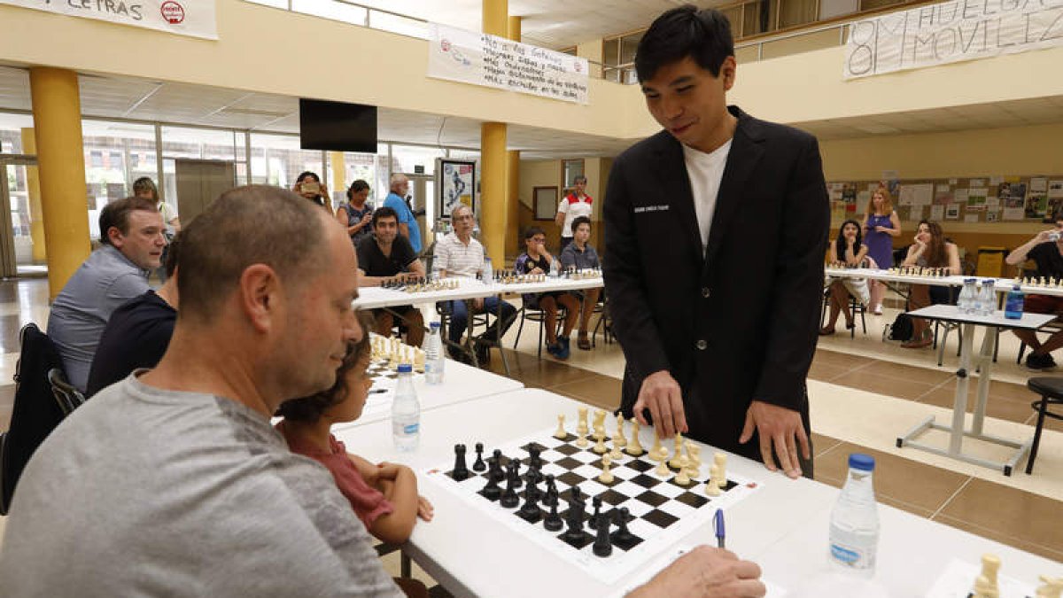 Wesley So realiza un movimiento. MARCIANO PÉREZ