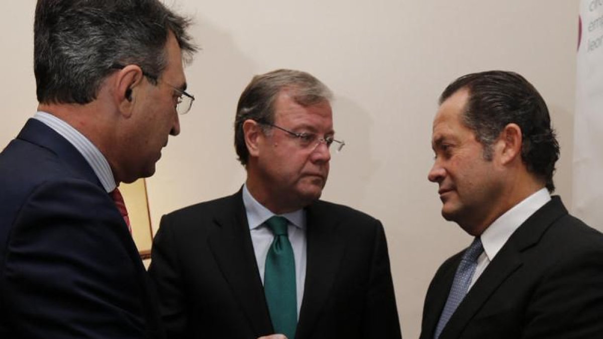 Escotet, derecha, charla ayer con Majo y Silván