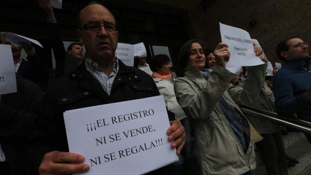 Trabajadores de los juzgados, en un momento de la protesta de ayer en Sáez de Miera.