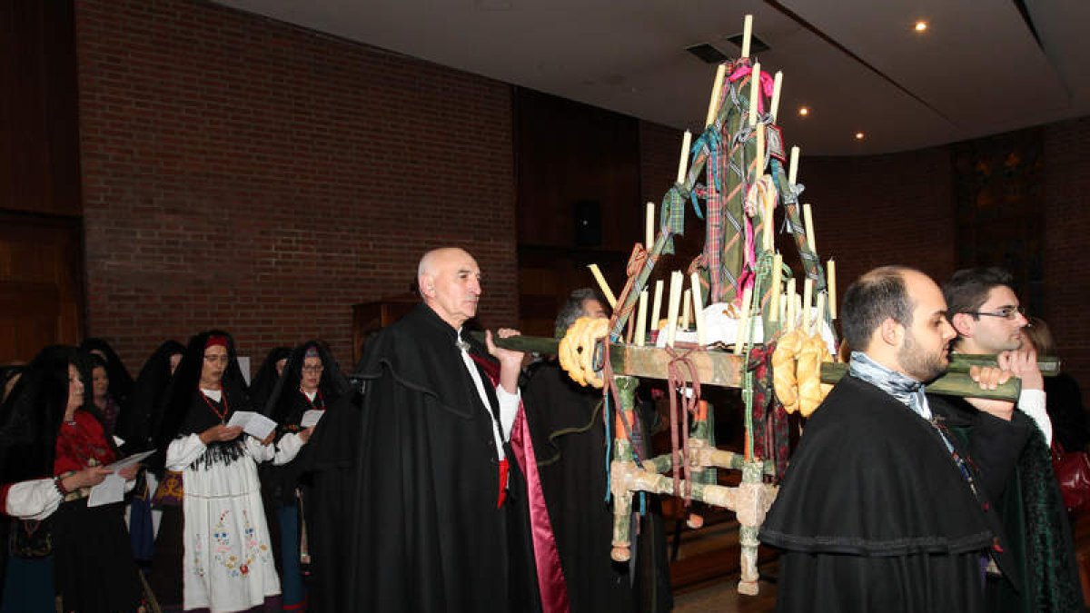 Momento de la entrada del ramo leonés a la Iglesia de San Pedro.