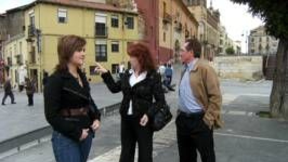 Concejalas del PP, con el presidente de la asociación de vecinos