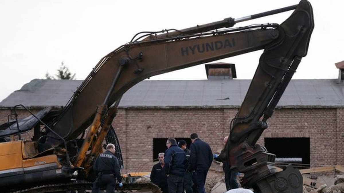 Técnicos de la policía inspeccionan el lugar donde se ha producido la explosión.