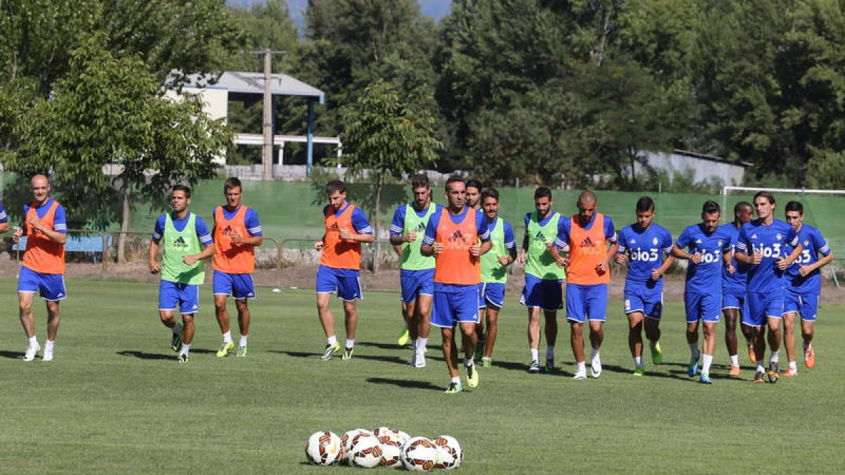 Manolo Díaz tiene a todos sus jugadores disponibles para comenzar la liga esta noche ante el Tenerife.