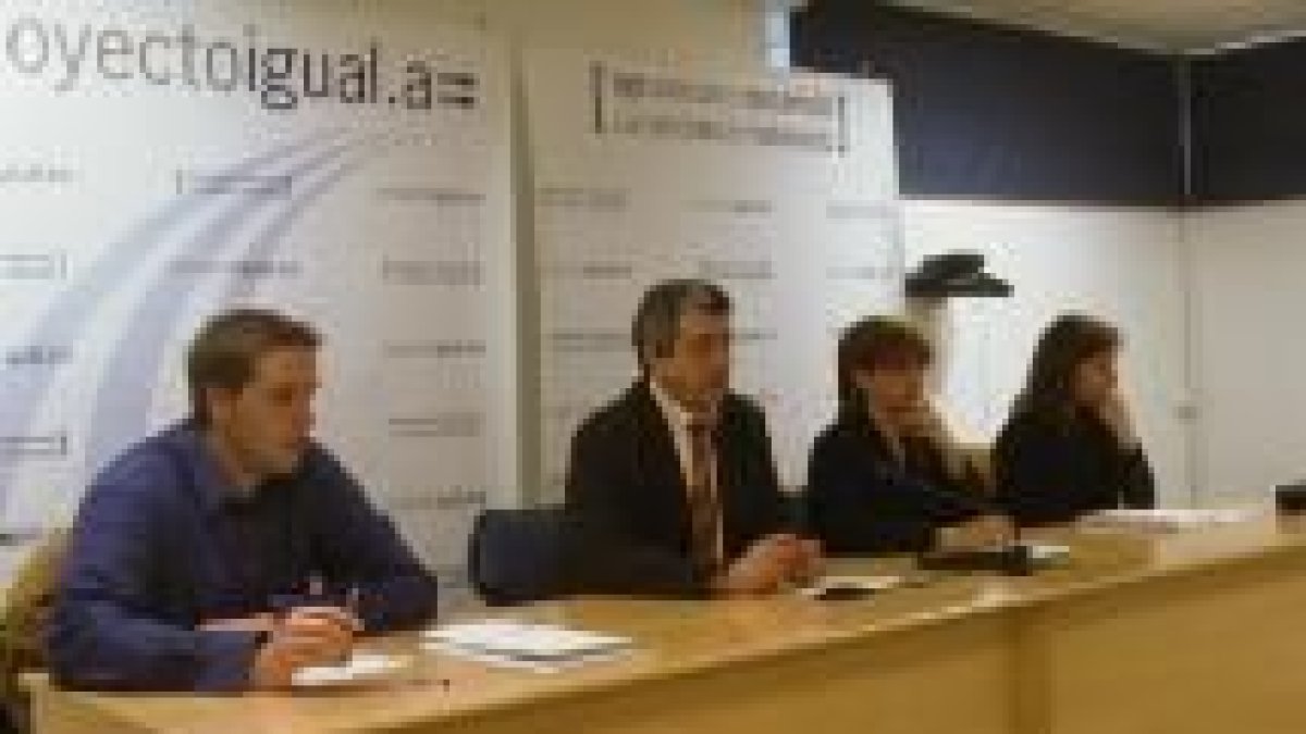 Miguel Martínez, centro, durante el acto de entrega de diplomas a los alumnos del Equal