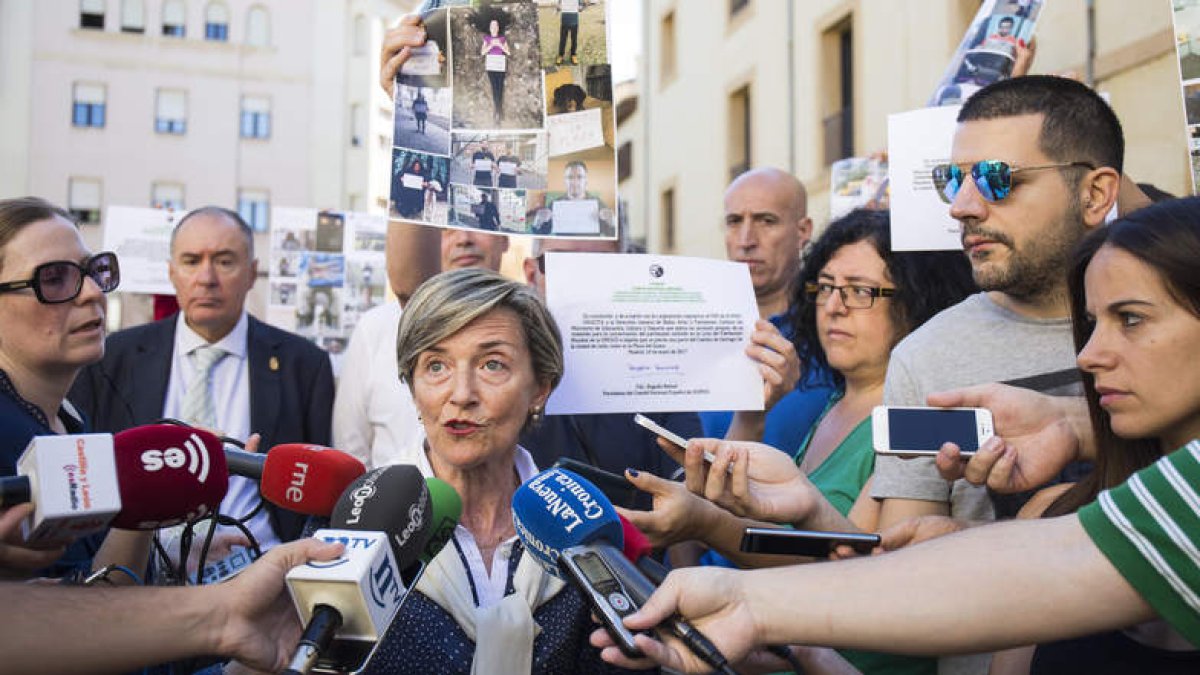 Los portavoces y el arquitecto, ‘escoltados’ por miembros de la plataforma. FERNANDO OTERO PERANDONES
