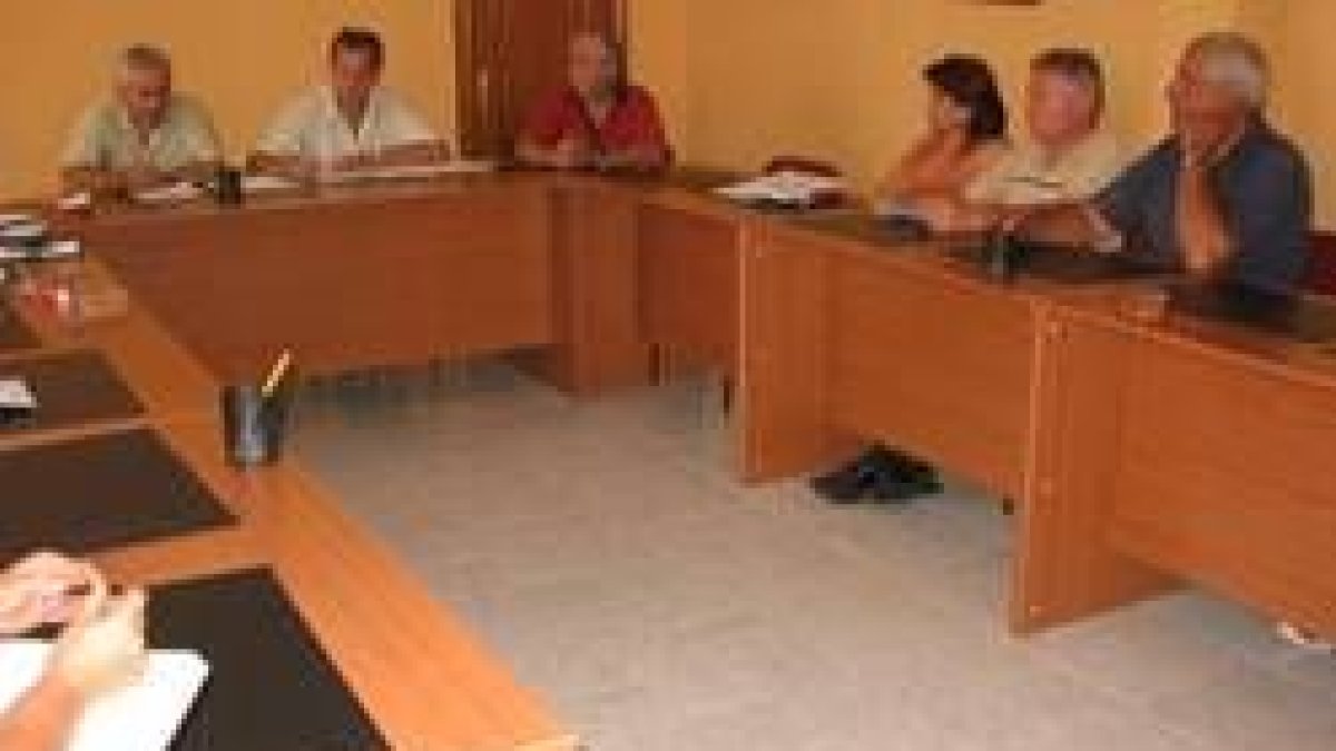 Un momento del pleno celebrado ayer en la sede de la mancomunidad de La Cepeda, en Villameca