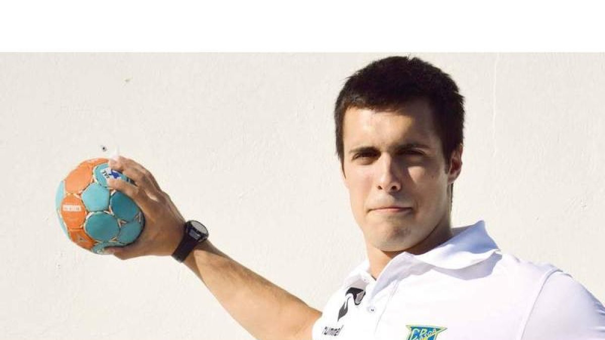 Jon Azkue, jugador del Bidasoa, es uno de los mayores talentos jóvenes del balonmano nacional en el puesto de central