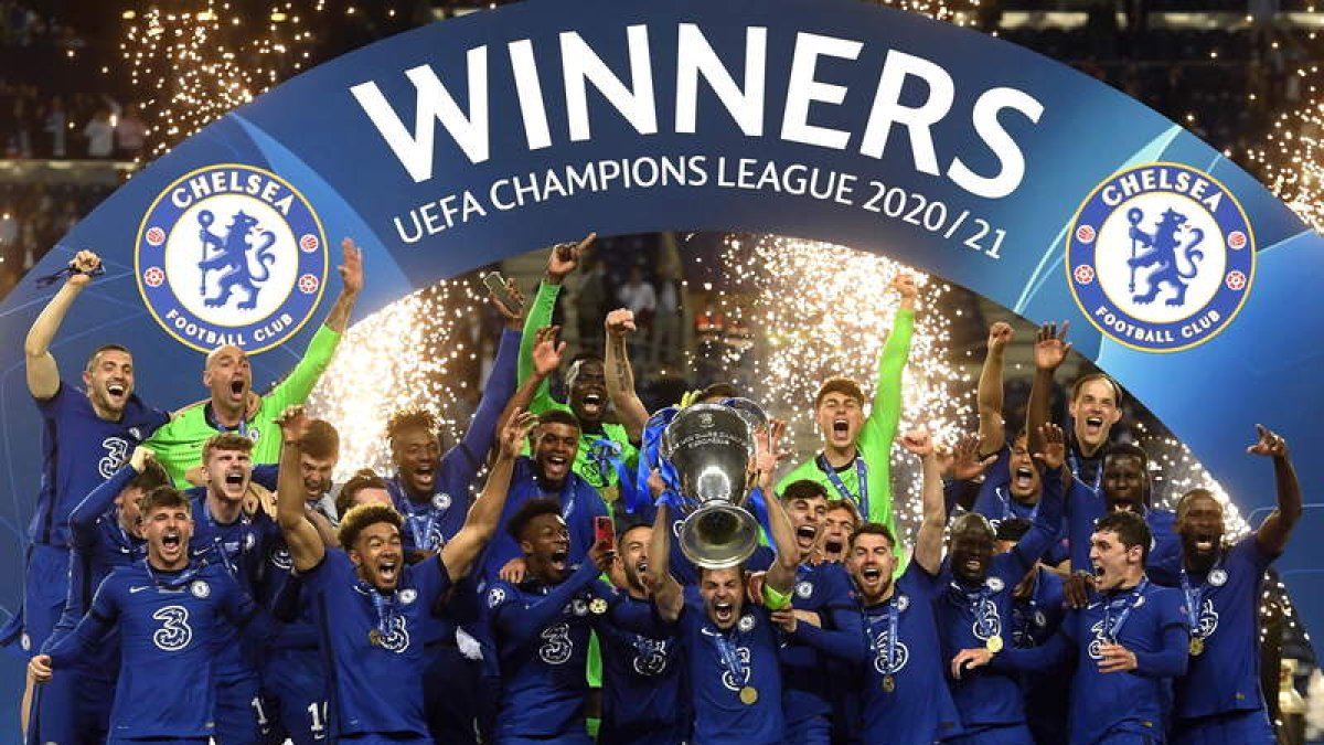 Azpilicueta levanta el trofeo de campeones junto al restop de jugadores y cuerpo técnico. MARCOU