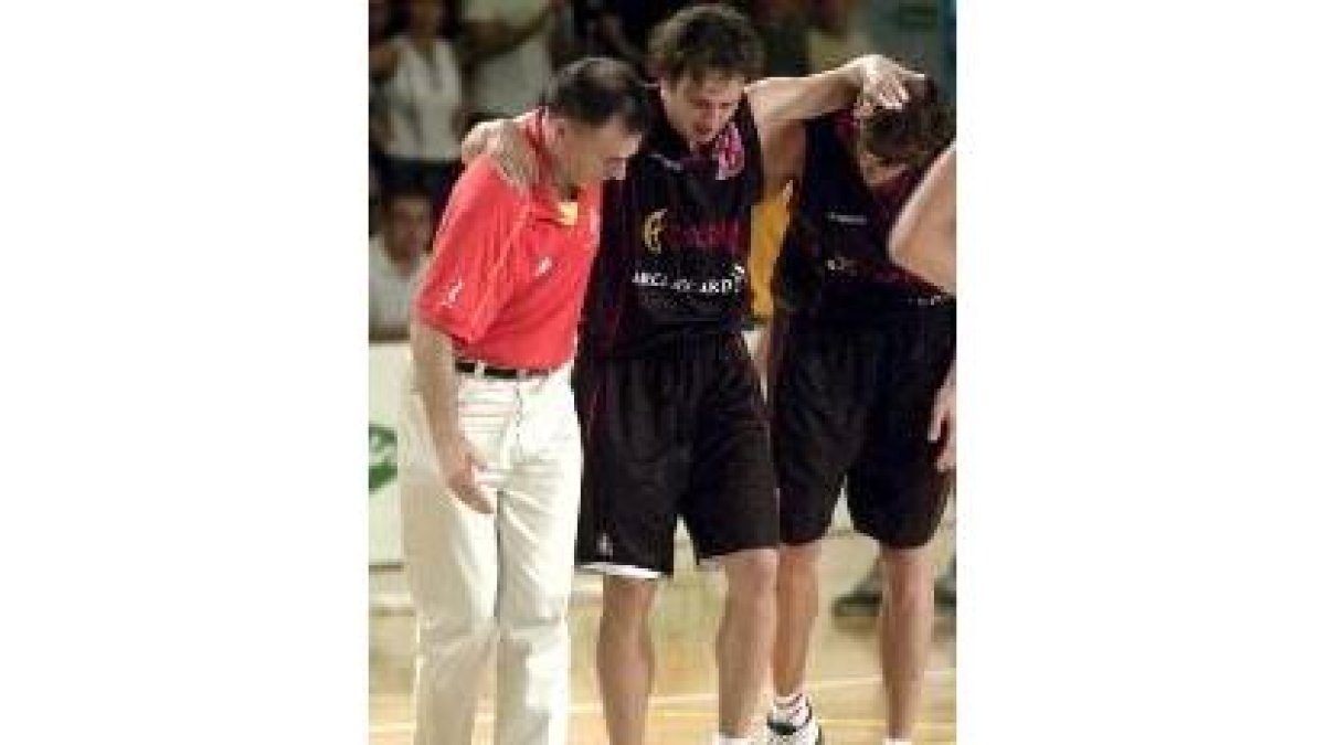 Raúl López abandona la pista lesionado tras el partido frente a Rusia