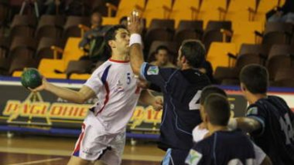 La defensa gallega frenó ayer a los canteranos.