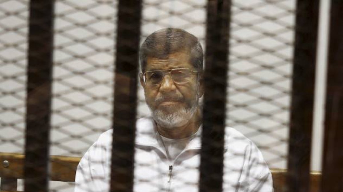 Imagen del expresidente Mohammed Mursi encarcelado tomada el 8 de mayo del 2014.