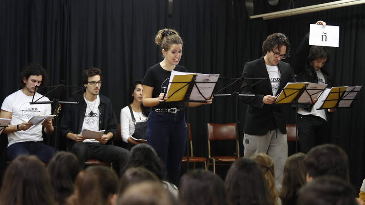 La Joven Compañía Nacional de Teatro Clásico interpretó ayer en el instituto de Villabalter textos de Lope y Calderón. JESÚS