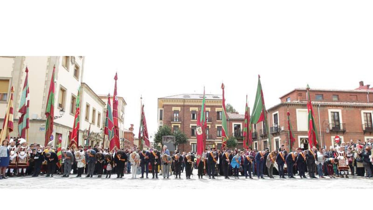 La corporación municipal, escoltada por los pendones y sólo tres de los cuatro maceros, se despidió un año más con tres cabezadas de los canónigos. SECUNDINO PÉREZ