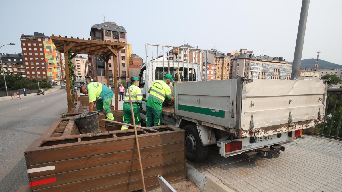 Varios operarios municipales han empezado a desmontar el parklet. L. DE LA MATA