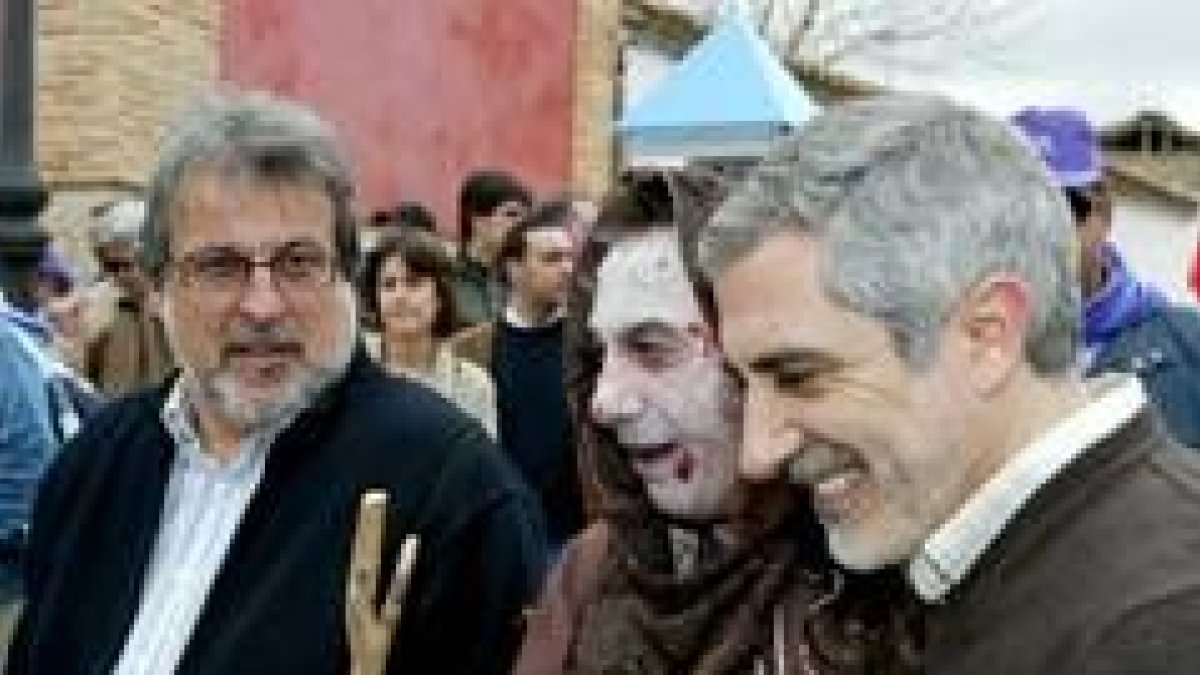 González, izquierda, y Llamazares, derecha, en la campa