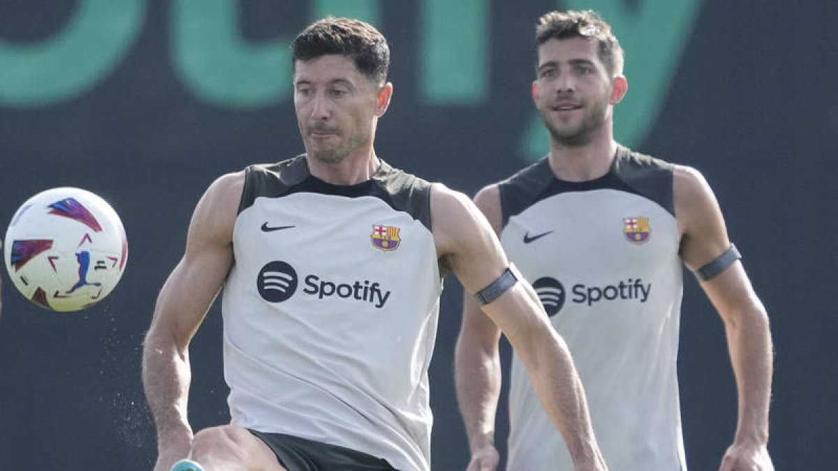 Robert Lewandowski y Sergi Roberto en el entrenamiento del equipo azulgrana. ALEJANDRO GARCÍA