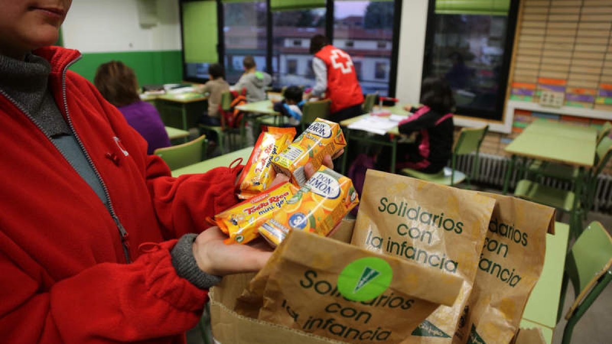 Las bolsas de merienda que reparten a los menores que participan en el programa de apoyo escolar.