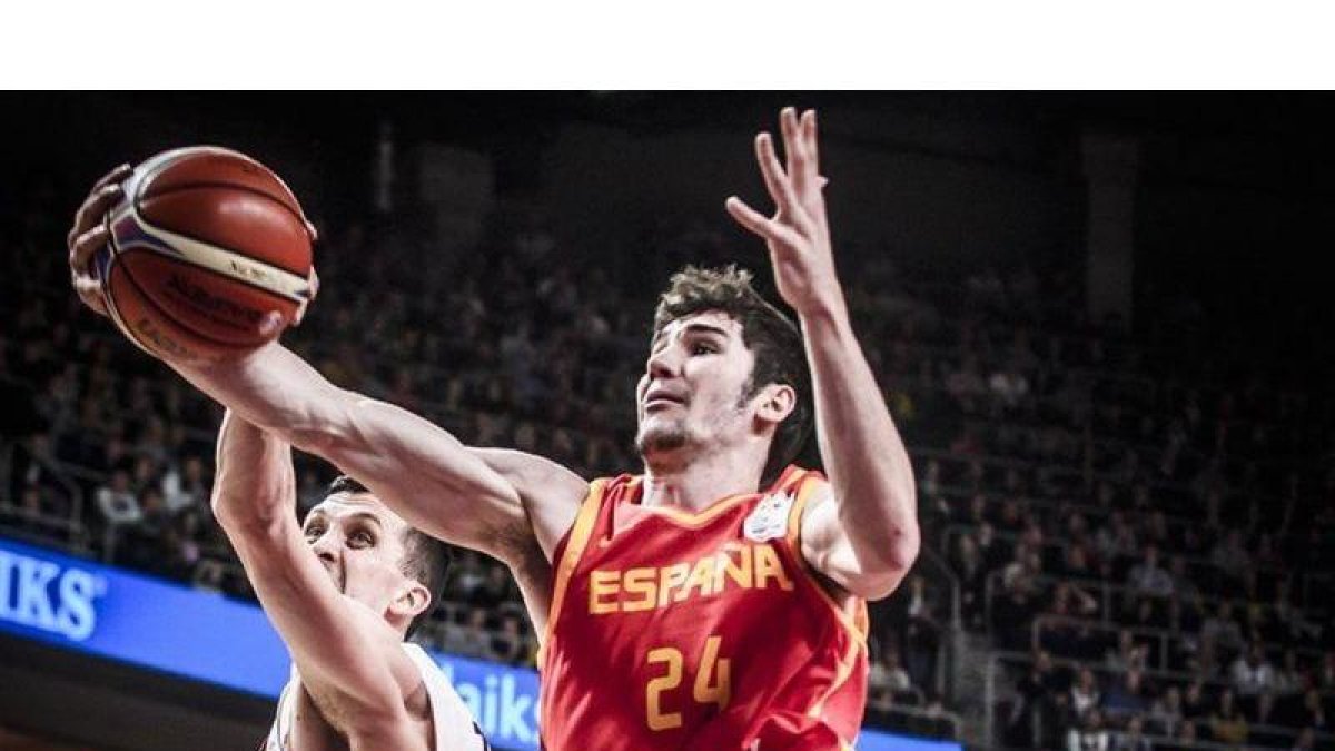 Brizuela atrapa un rebote en Riga.