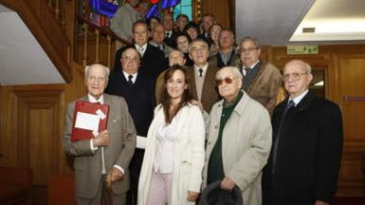 La concejala de Mayores, Catalina Díaz, acompaña al centenario.