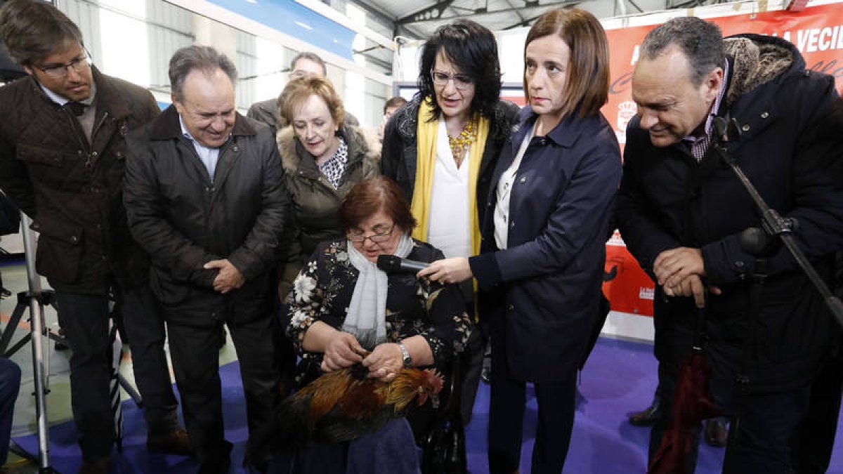 La alcaldesa, acompañada por la subdelegada y otros diputados, ayer en la feria. MARCIANO